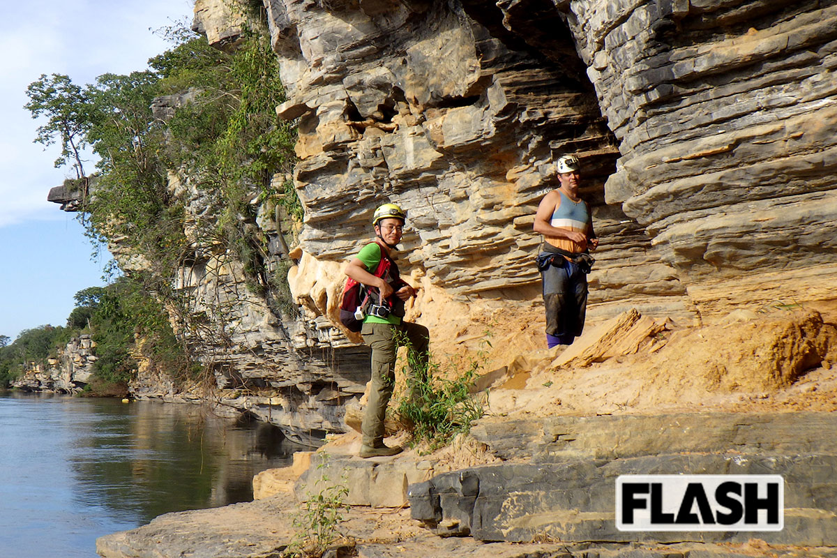 ブラジルの洞窟を調査する吉澤和徳教授(左・本人提供)