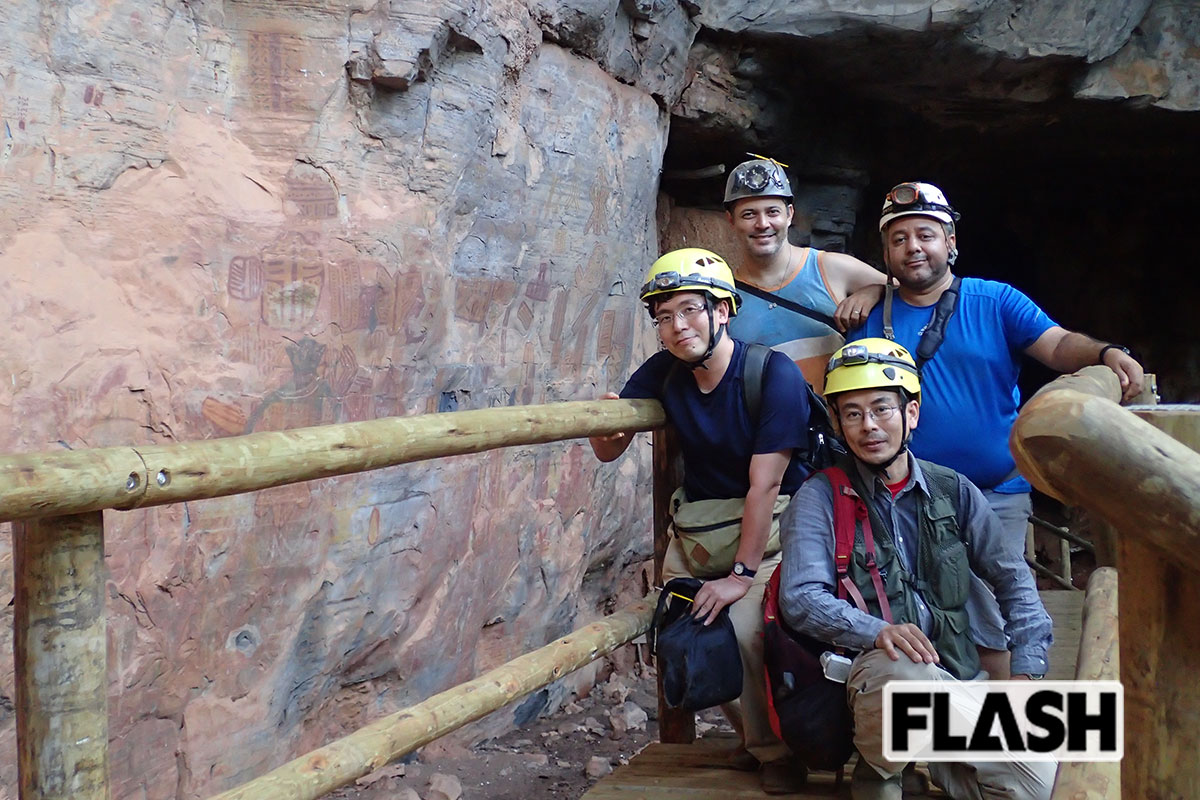 ブラジルの洞窟を調査する吉澤和徳教授(手前・本人提供)