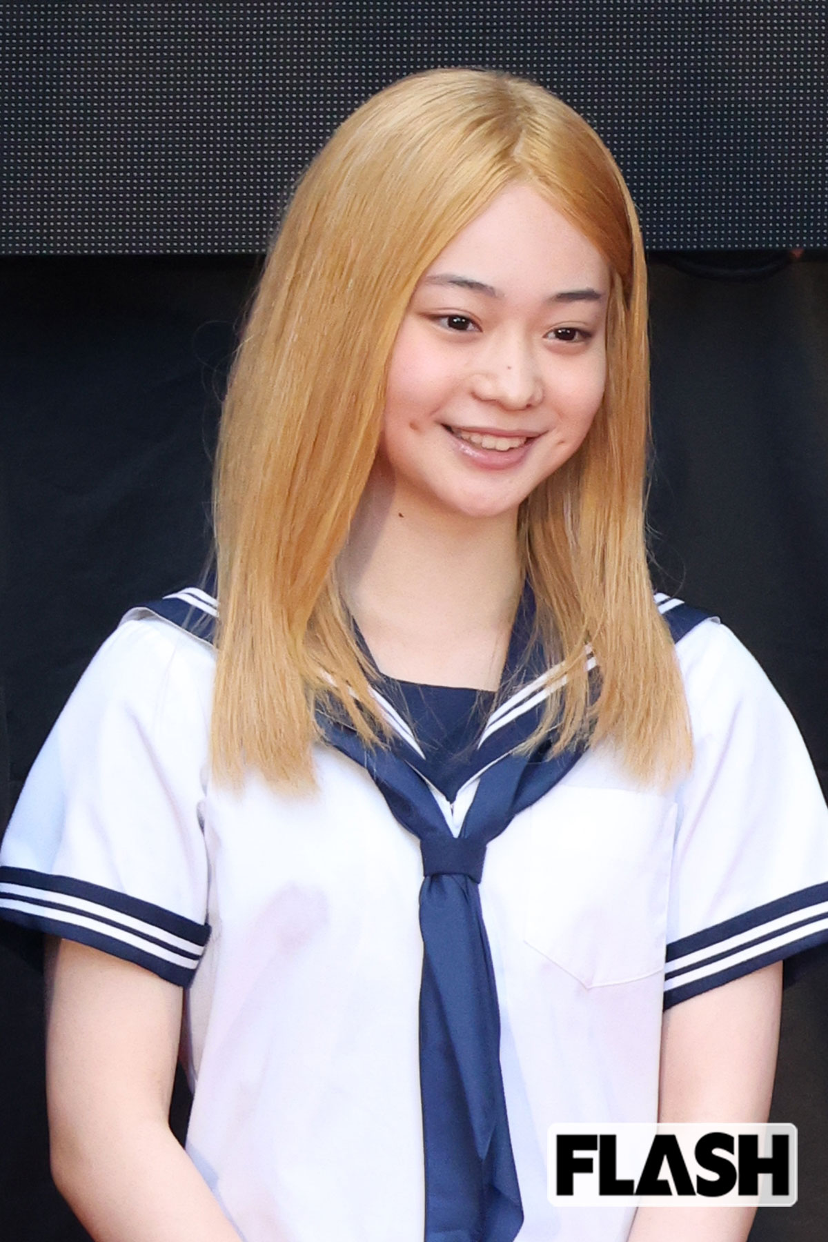 第38回東京国際映画祭に登場した白鳥玉季。金髪&セーラー服姿に観客は驚いた