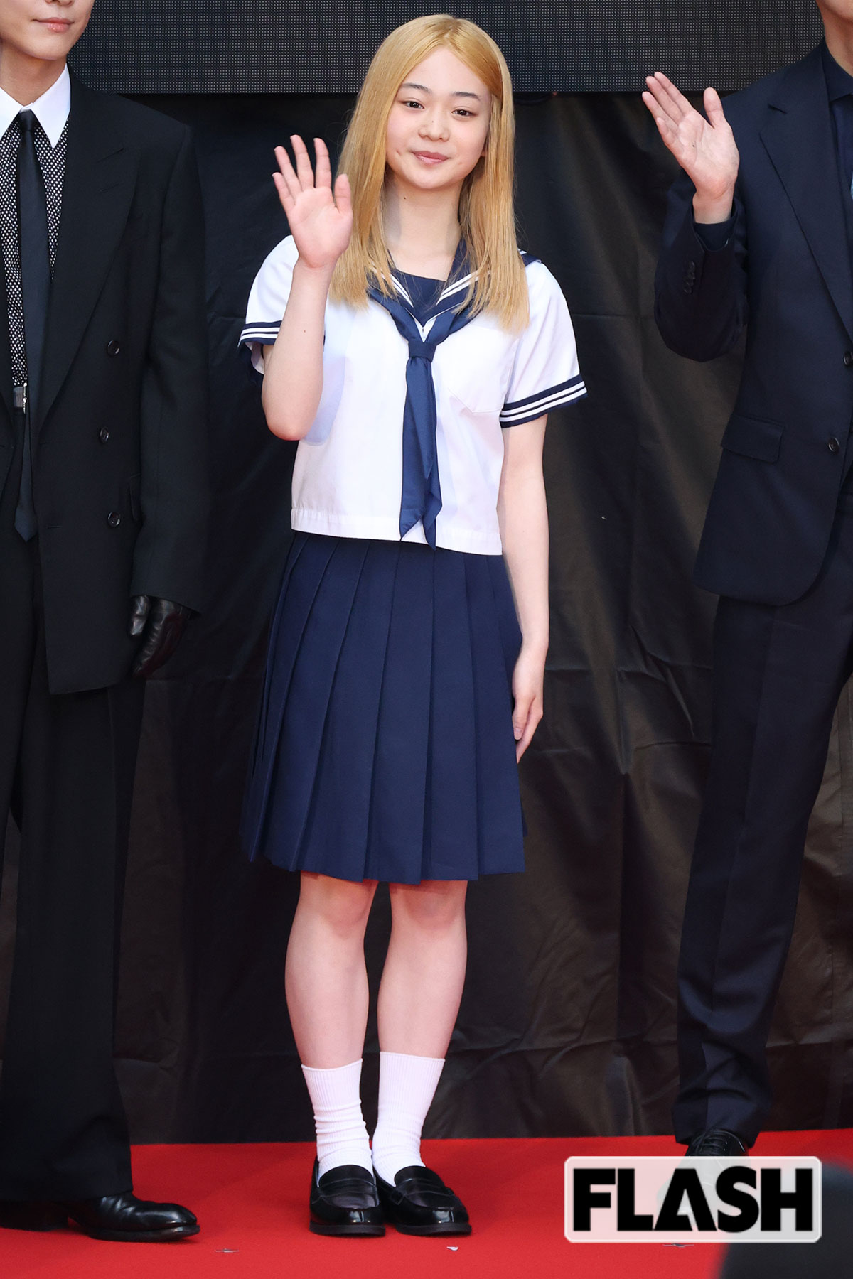 観客に手を振る白鳥玉季