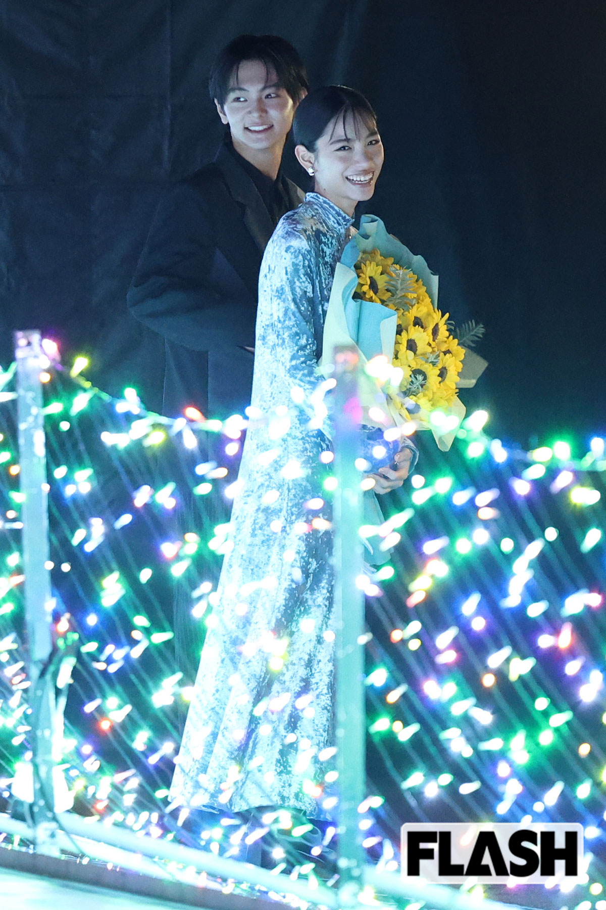 イルミネーションに照らされた當真あみ