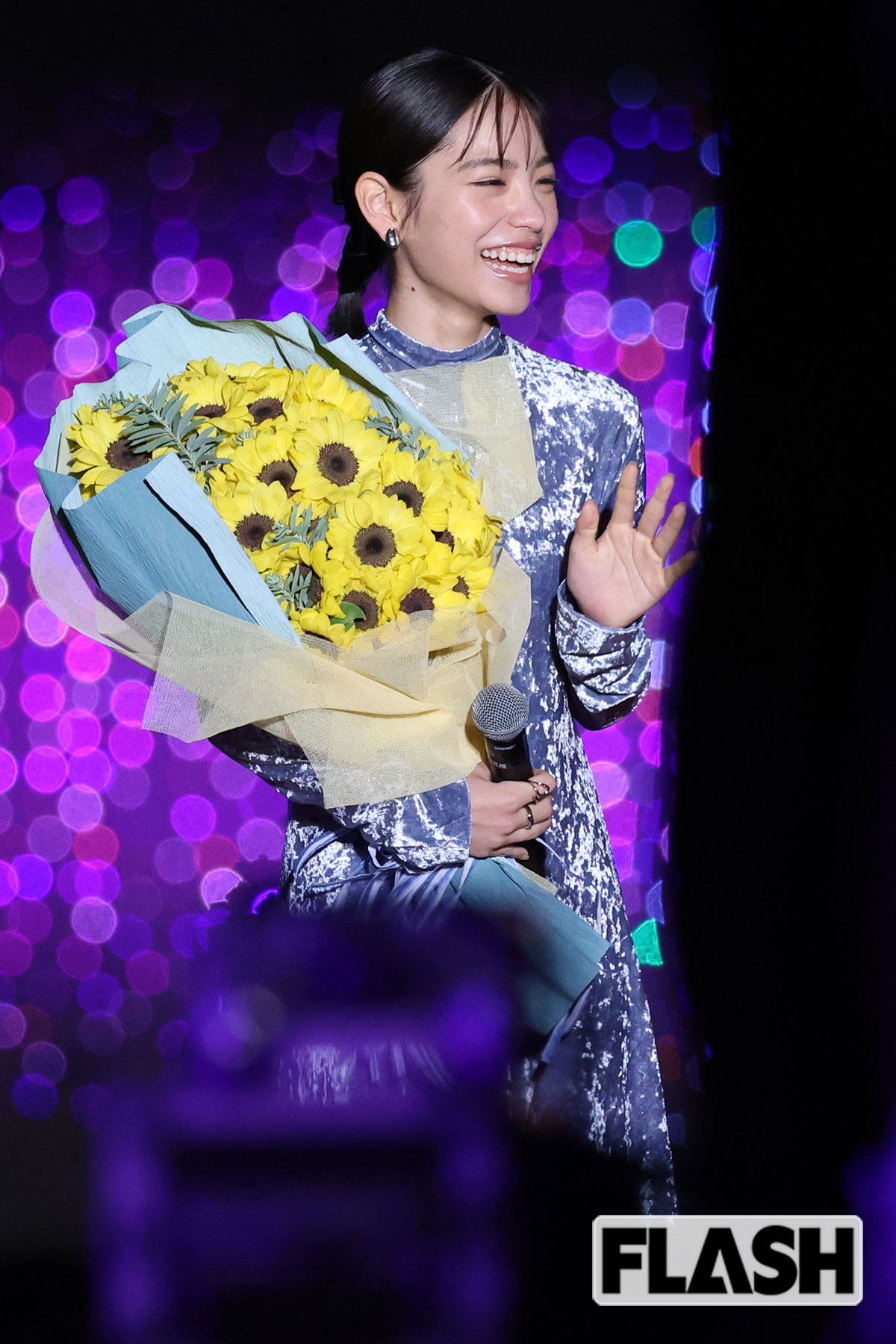 笑顔の當真あみ