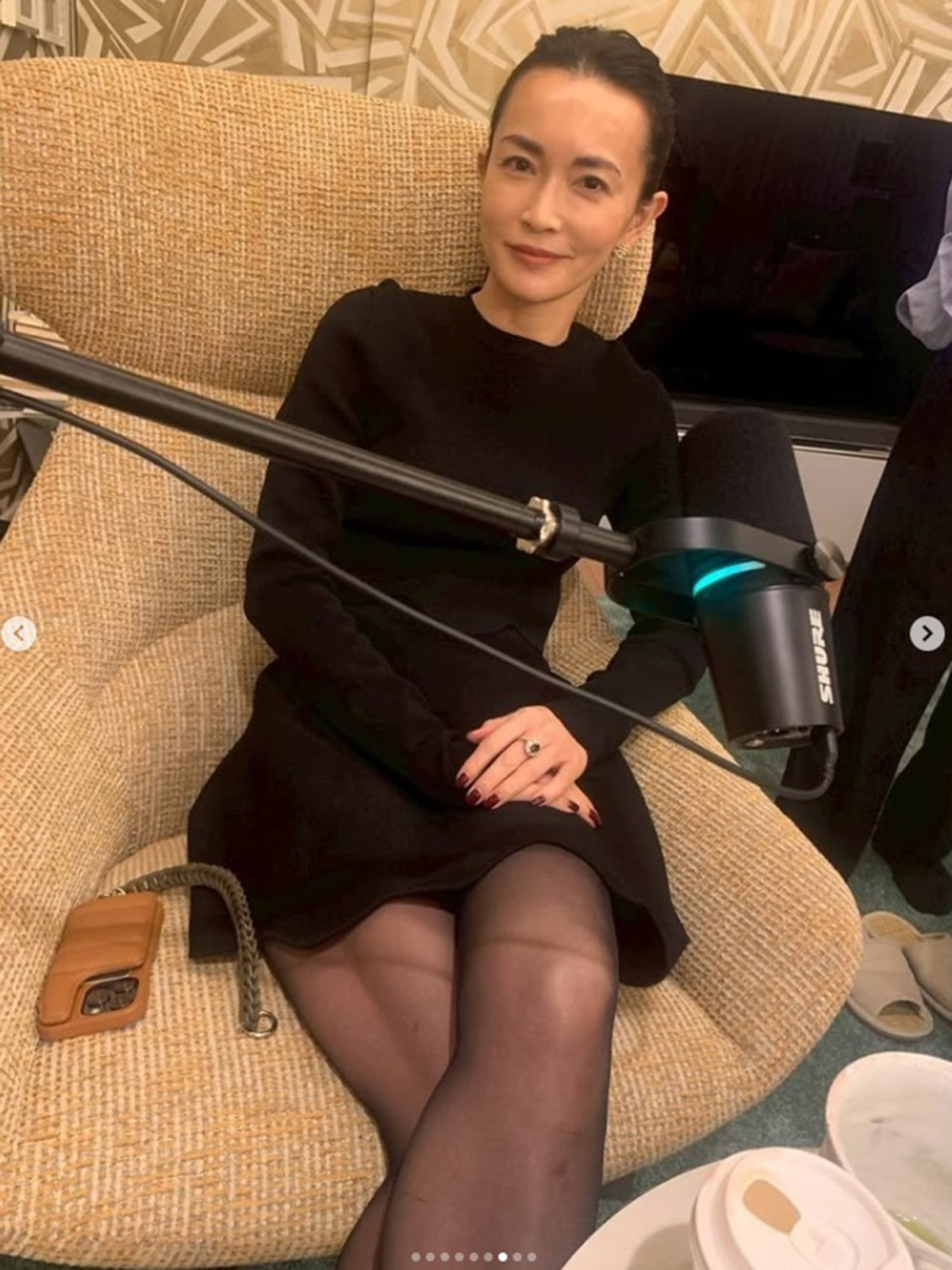 透け黒タイツ姿で近況を報告した長谷川京子(写真・本人Instagramより)