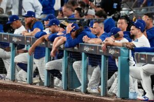 ドジャース「2勝3敗」窮地のなか敵地トロントへ…ロバーツ監督「迷采配」「…