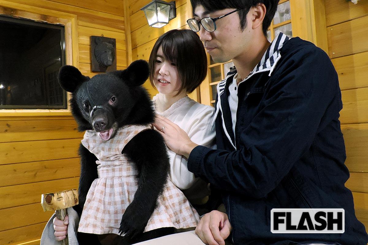 奥飛騨クマ牧場(岐阜県高山市)に初めて来園したという蒲慎一郎さん(右)と八木柚香さん、ツキノワグマの耶々(やや)