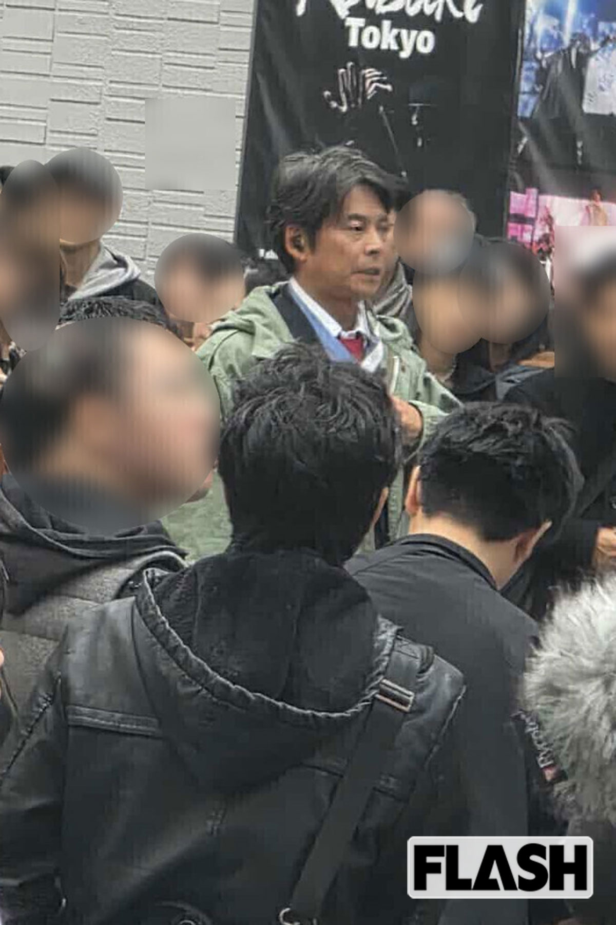 スマホを握る大量のエキストラに囲まれ、歌舞伎町を疾走した織田裕二。待望の『踊る大捜査線』新作だ