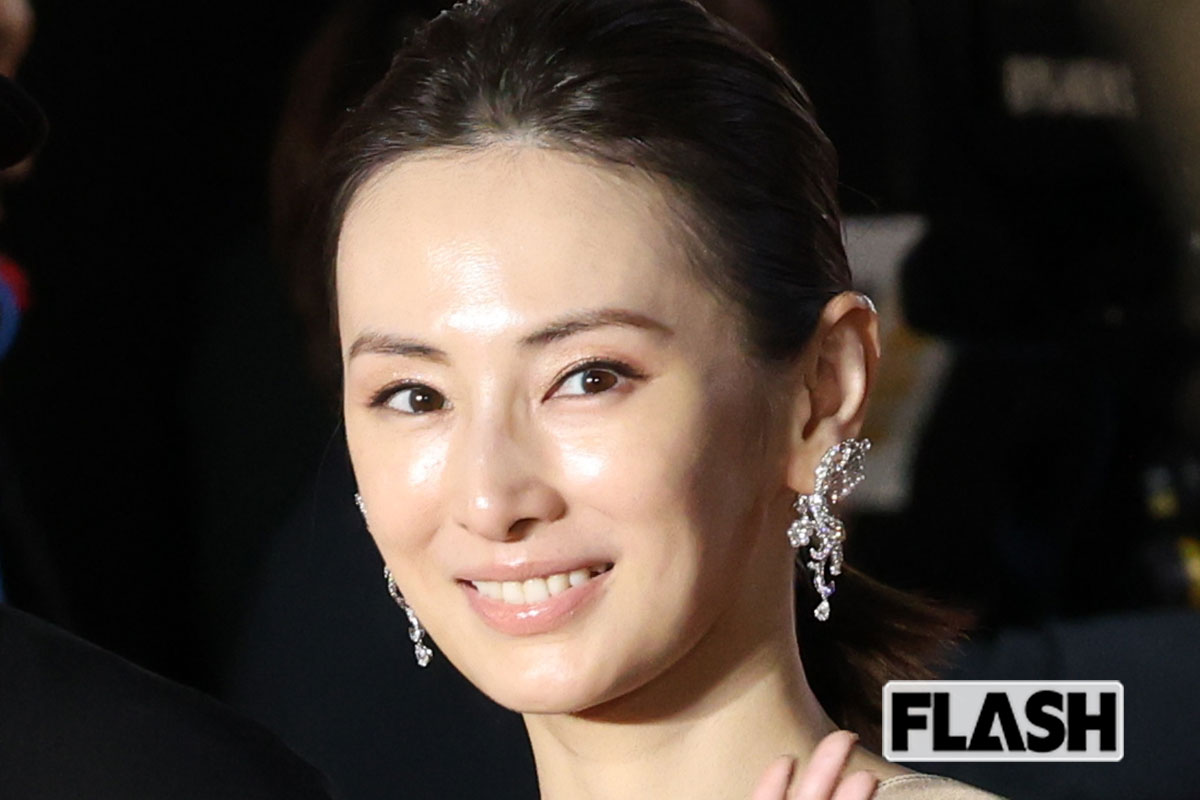 【ドラッグ売人役で新境地】北川景子、美しすぎる肩出しドレス姿…隣には “…