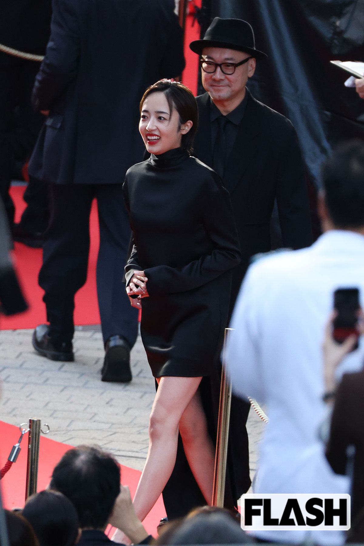 レッドカーペットを笑顔で歩く森田望智