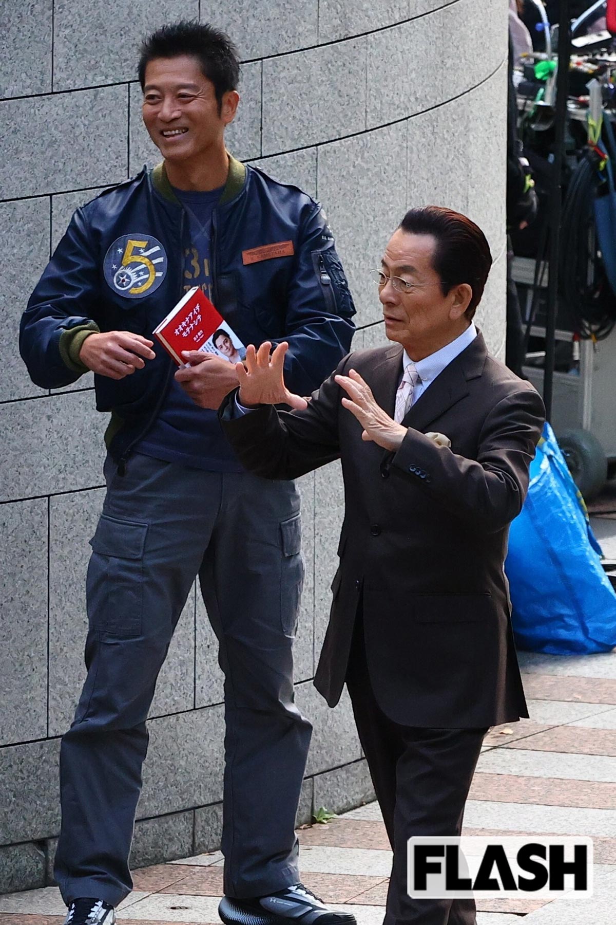 2025年10月、ドラマ『相棒 season24』（テレビ朝日系）の撮影をしていた水谷豊（右）と寺脇康文