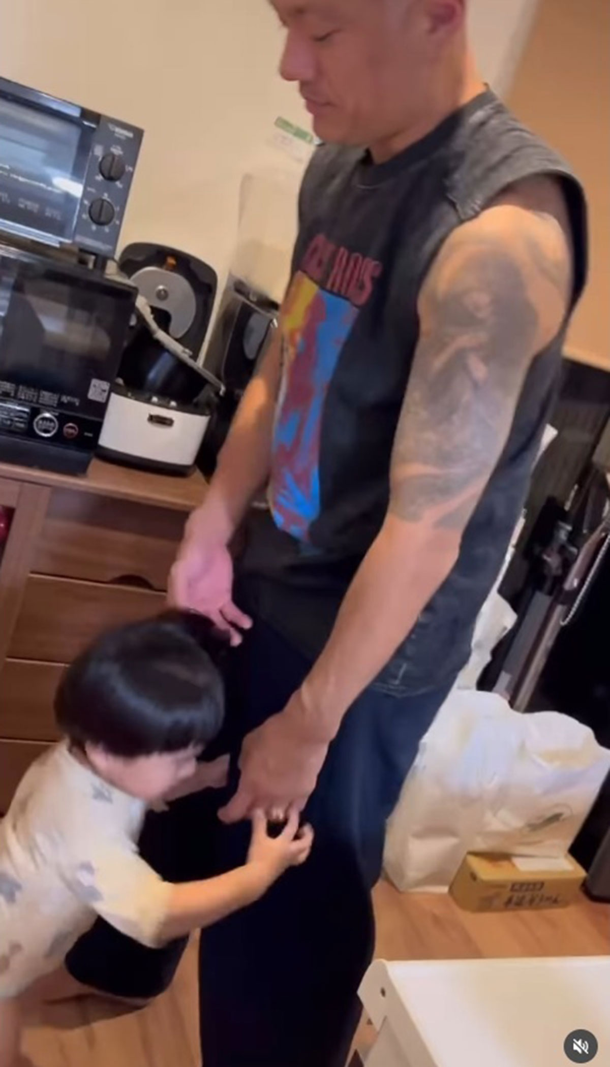 左腕にタトゥーがびっしりと入った押尾学（写真・本人Instagramより）