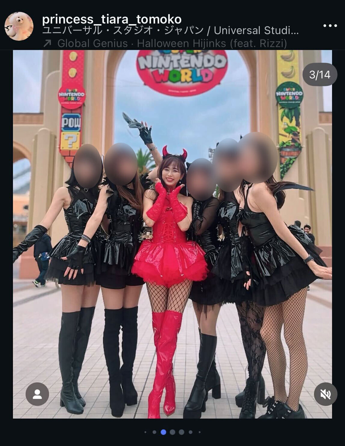 全員が太もも見せ、議論を呼んだ50代グループの“コスプレユニバ”（TOMOKOさんのInstagramより）