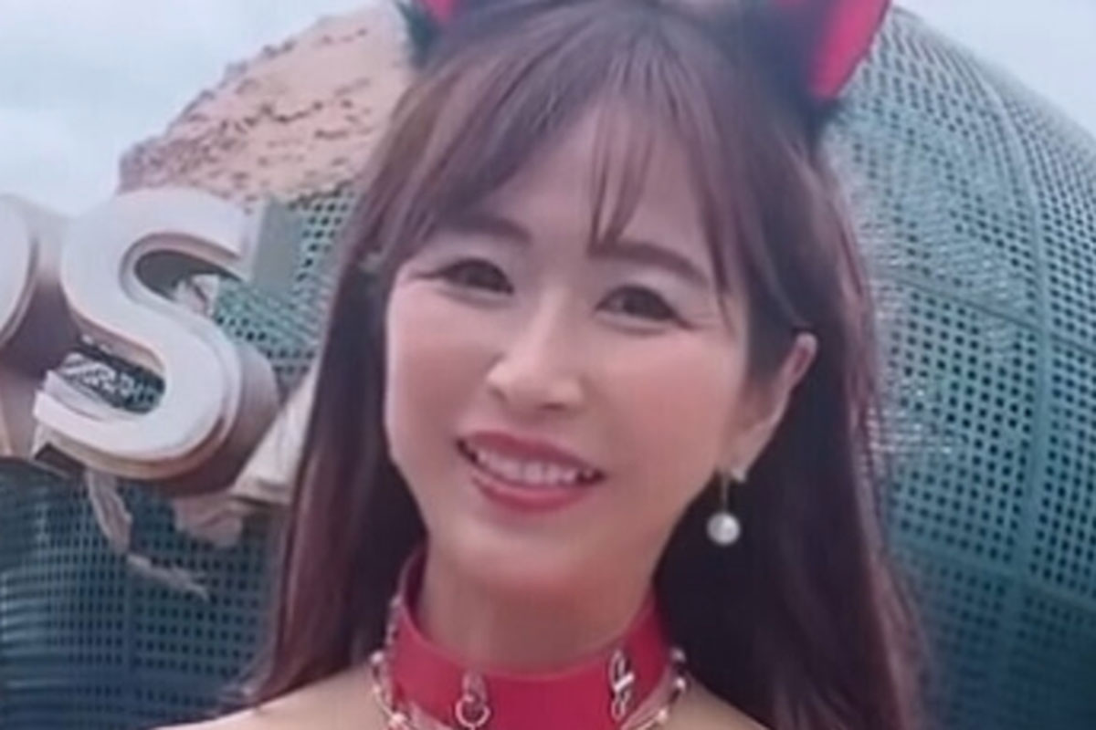 50代女性インフルエンサー“ユニバでコスプレ”投稿に「元気でいい」「母親…