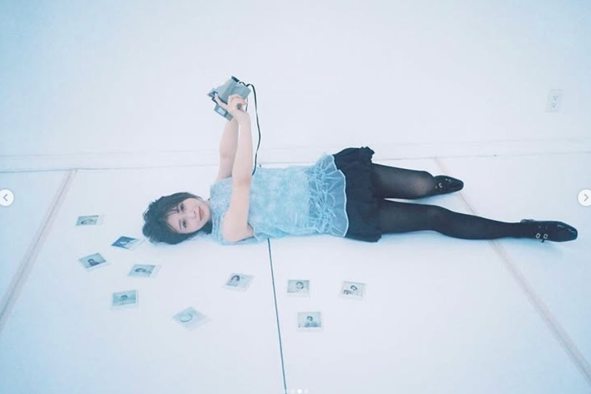 自身がプロデュースした卓上カレンダーを宣伝した長濱ねる。キュートなミニスカ透け黒タイツ姿にファンは悶絶した(写真・本人Instagramより)