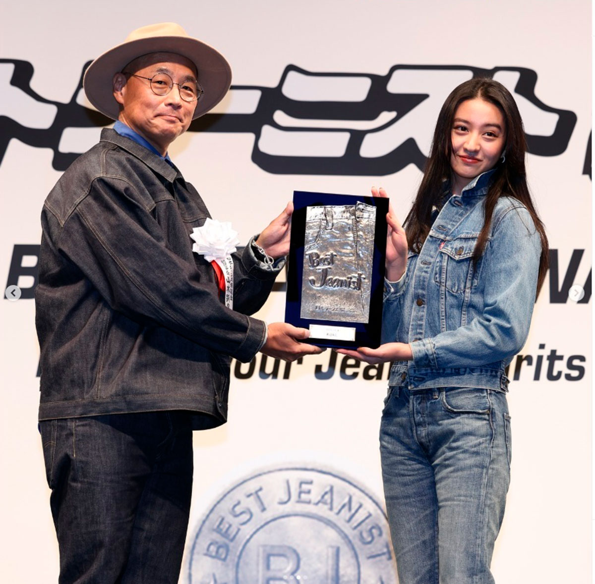 上下デニムのセットアップできめたKoki,。ベストジーニスト受賞に納得できない人もいるようだ（写真・本人Instagramより）