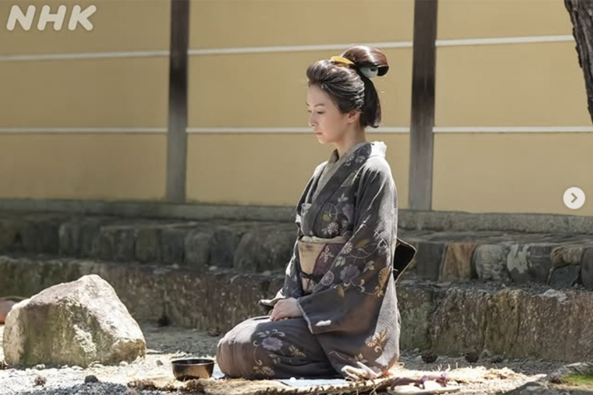 かつて名家のお嬢様だったタエ（北川景子）の物乞い姿。あまりの落差に「絶句してしまった」の声も（NHK『ばけばけ』公式Instagramより）