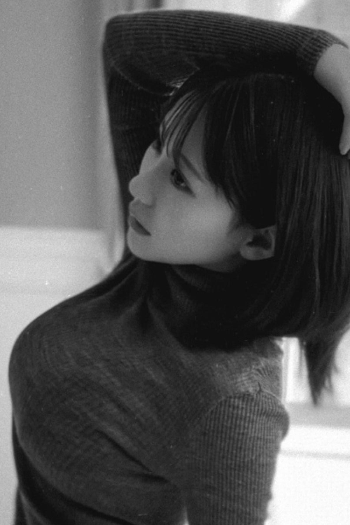 田中美久が投稿したモノクロのメイキング写真。リブニットで抜群のスタイルを披露した（写真・本人のXより）