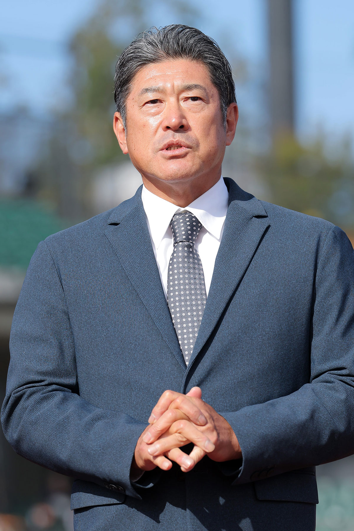 2025年11月4日、チームに合流して挨拶する巨人・石井琢朗2軍監督