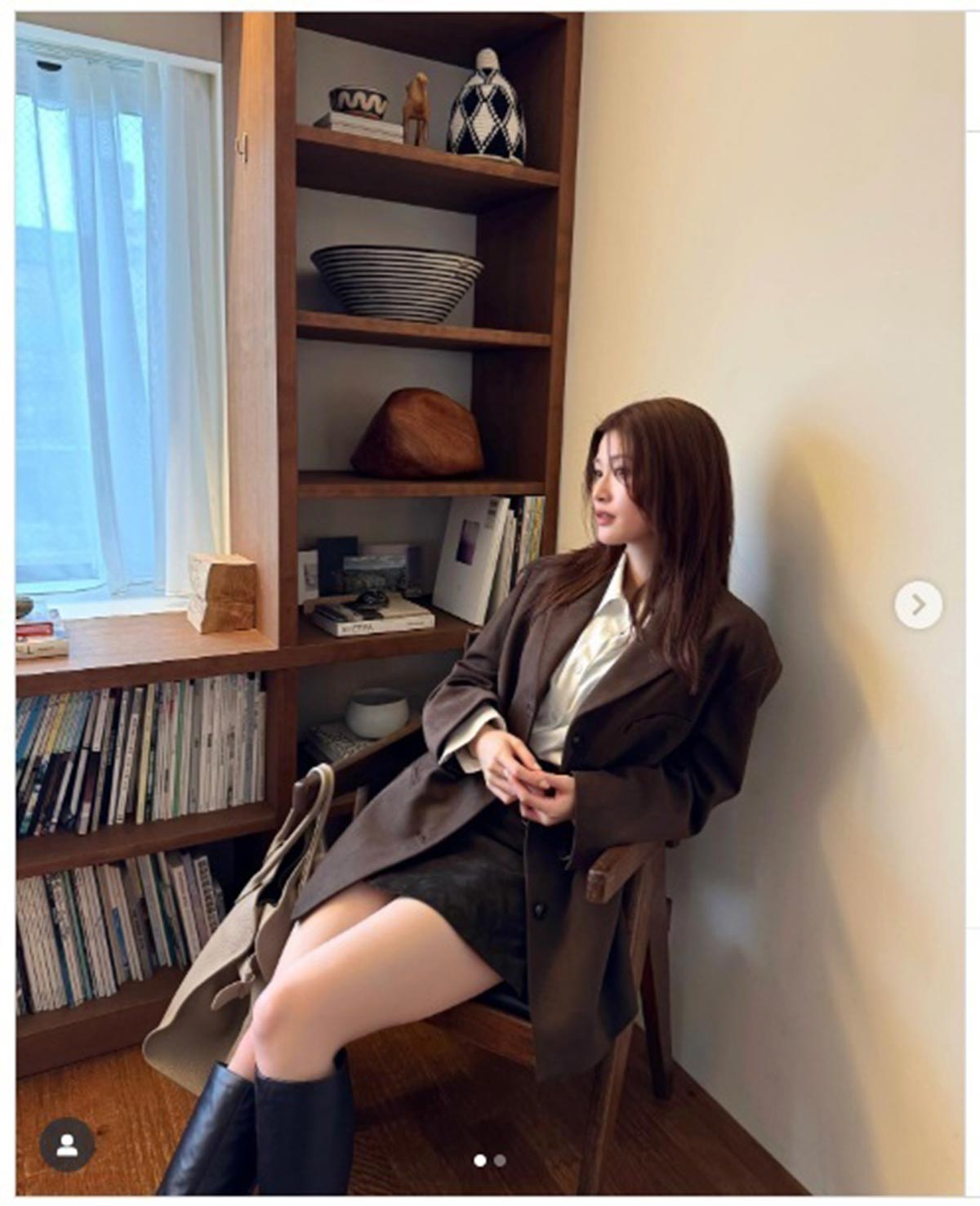 黒ミニスカコーデを披露しためるる。女優としての活躍がめざましい（写真・本人Instagramより）