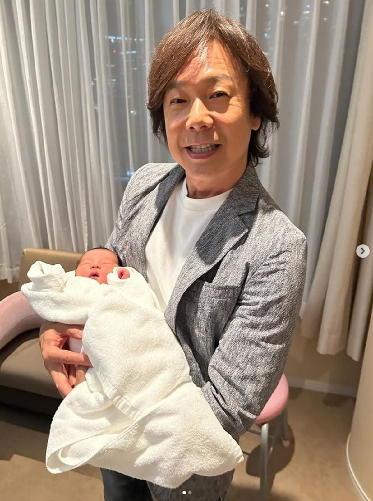 孫の誕生を嬉しそうに報告する佐藤弘道（写真・本人Instagramより）