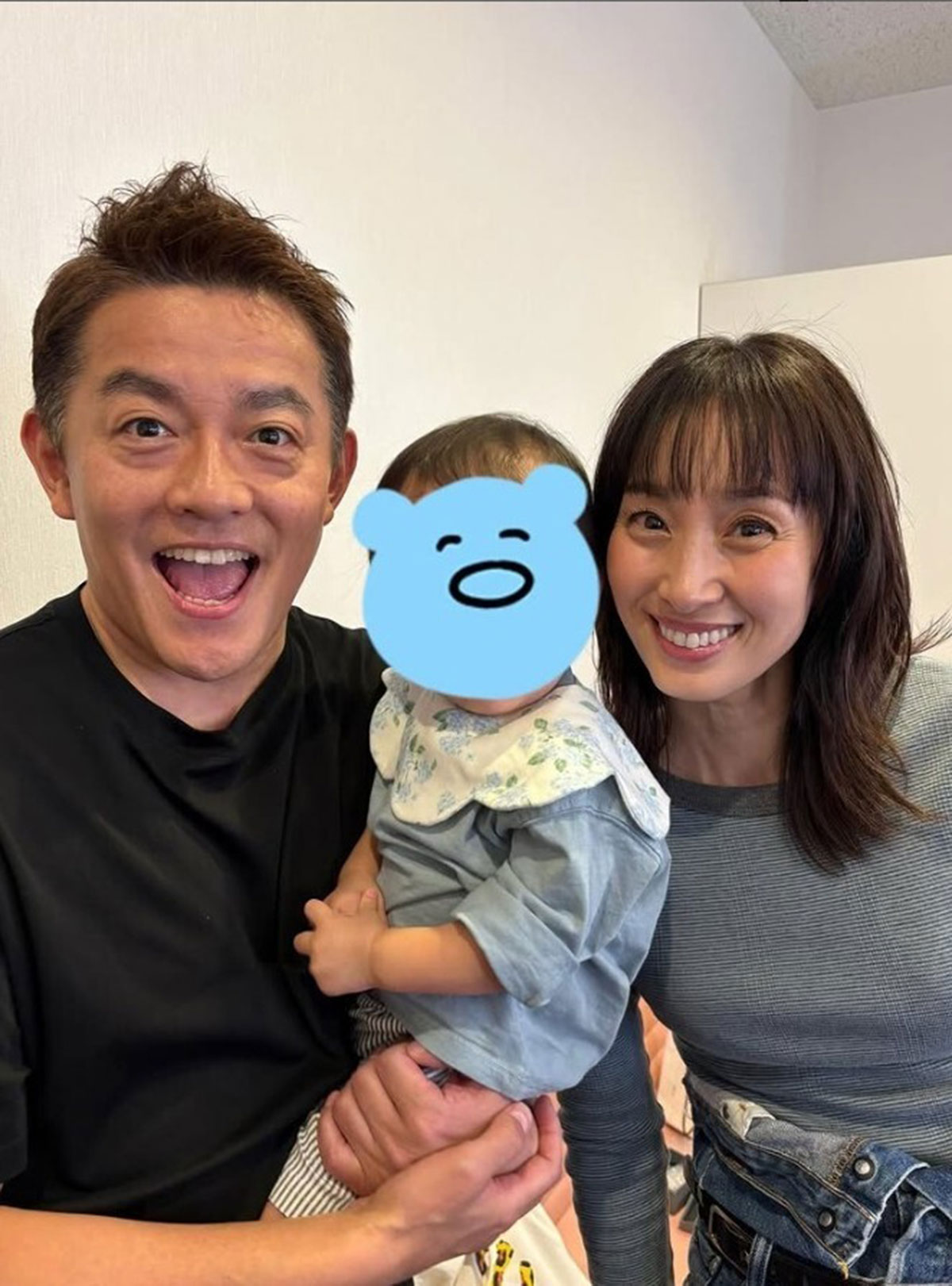 バラエティで活躍する坂下千里子の交友関係は広く、Instagramに多くの有名人との写真が。この日は、井戸田潤とその息子との、まるで家族のようなスリーショットを公開した（写真・本人Instagramより）