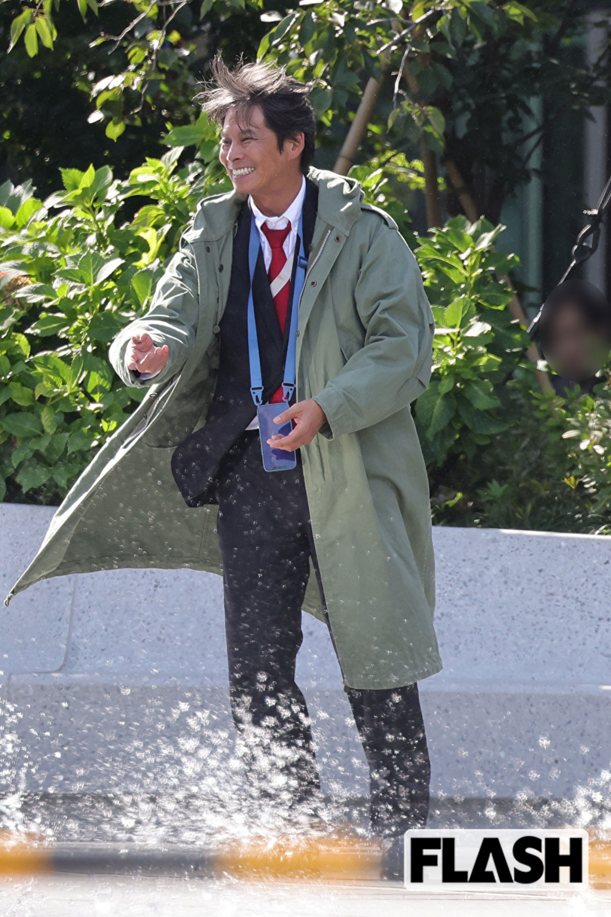 ドローンの風圧に思わず笑う織田裕二。多くの人が知っている“青島俊作”そのままだ