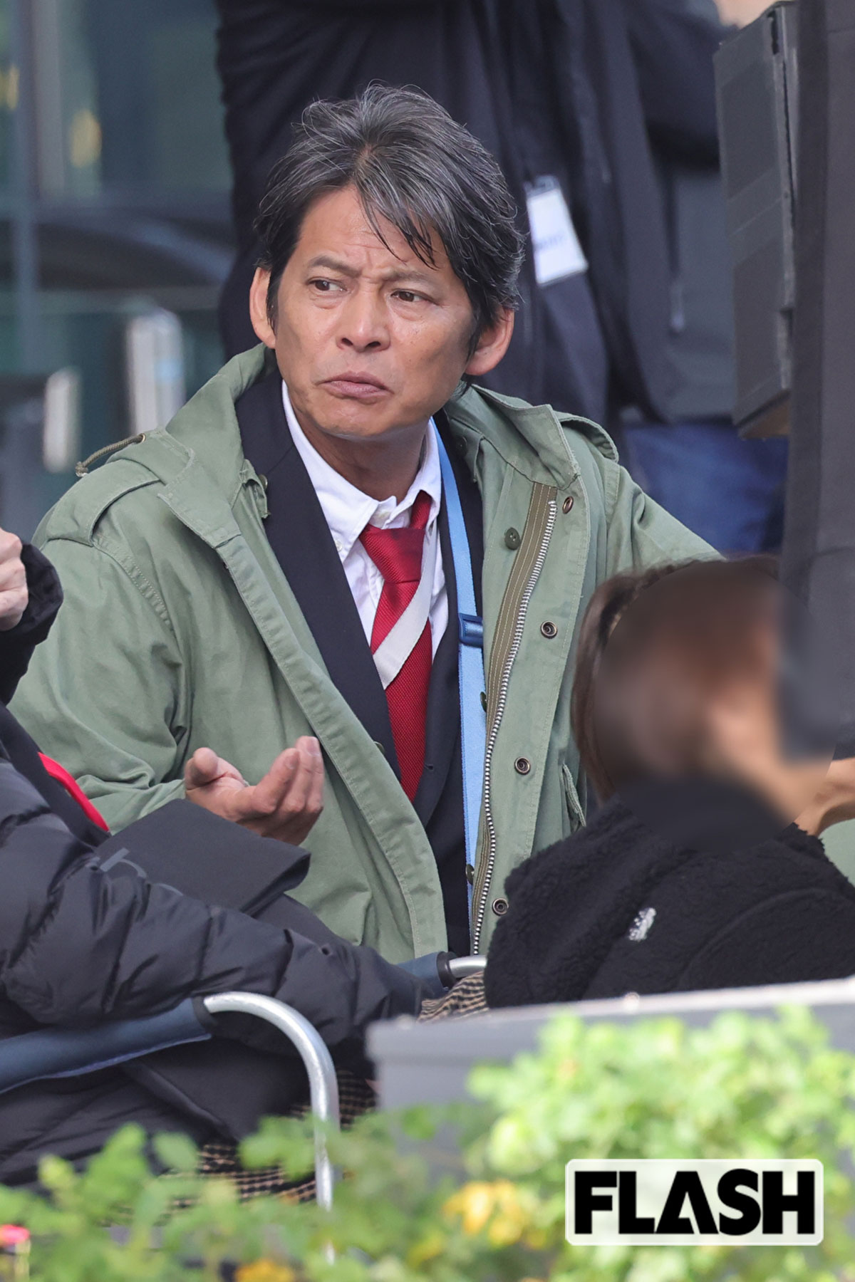 スタッフらと慣れた様子で談笑する織田裕二