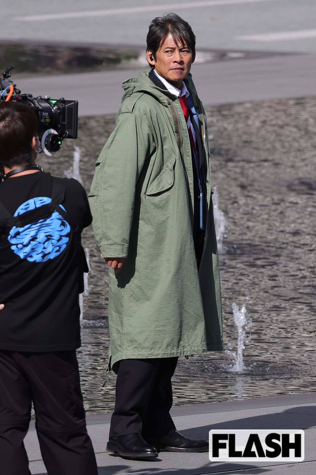 鋭い眼光をカメラに向ける織田裕二