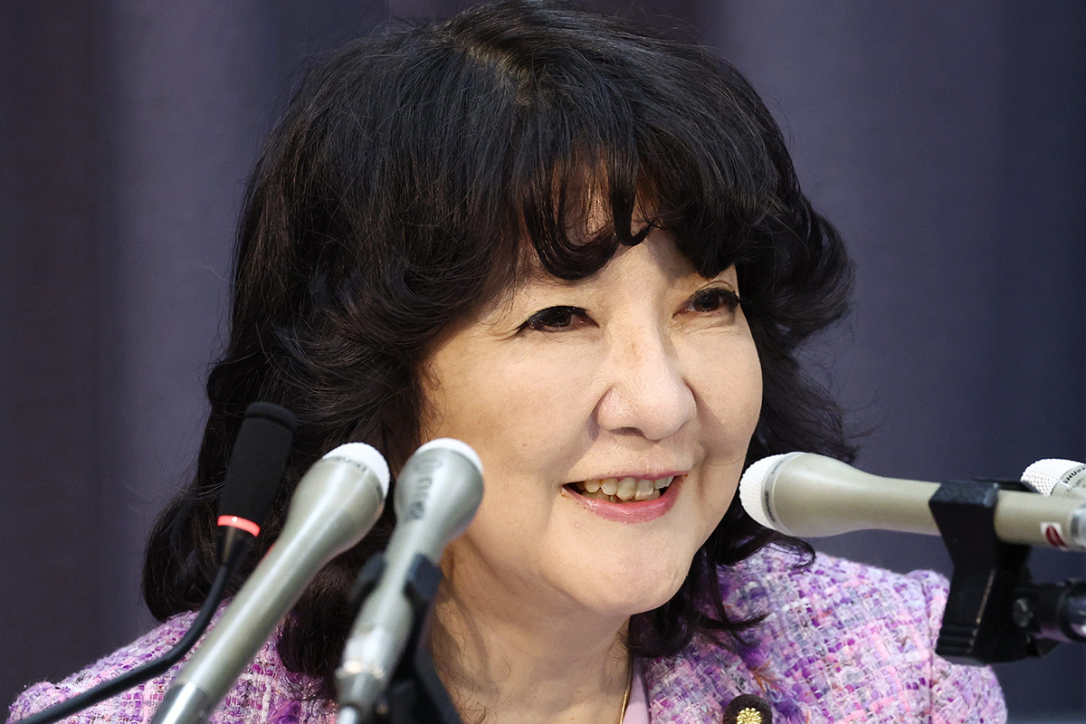 片山財務相“つけまつ毛取れかけ”再現ものまねタレントに「最高」絶賛と「不…