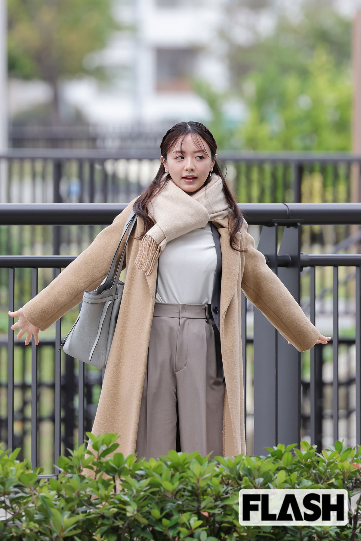 両手を広げ、胸を張り、まるでペンギンのような動きを見せた森香澄。周囲のスタッフも思わずにっこり