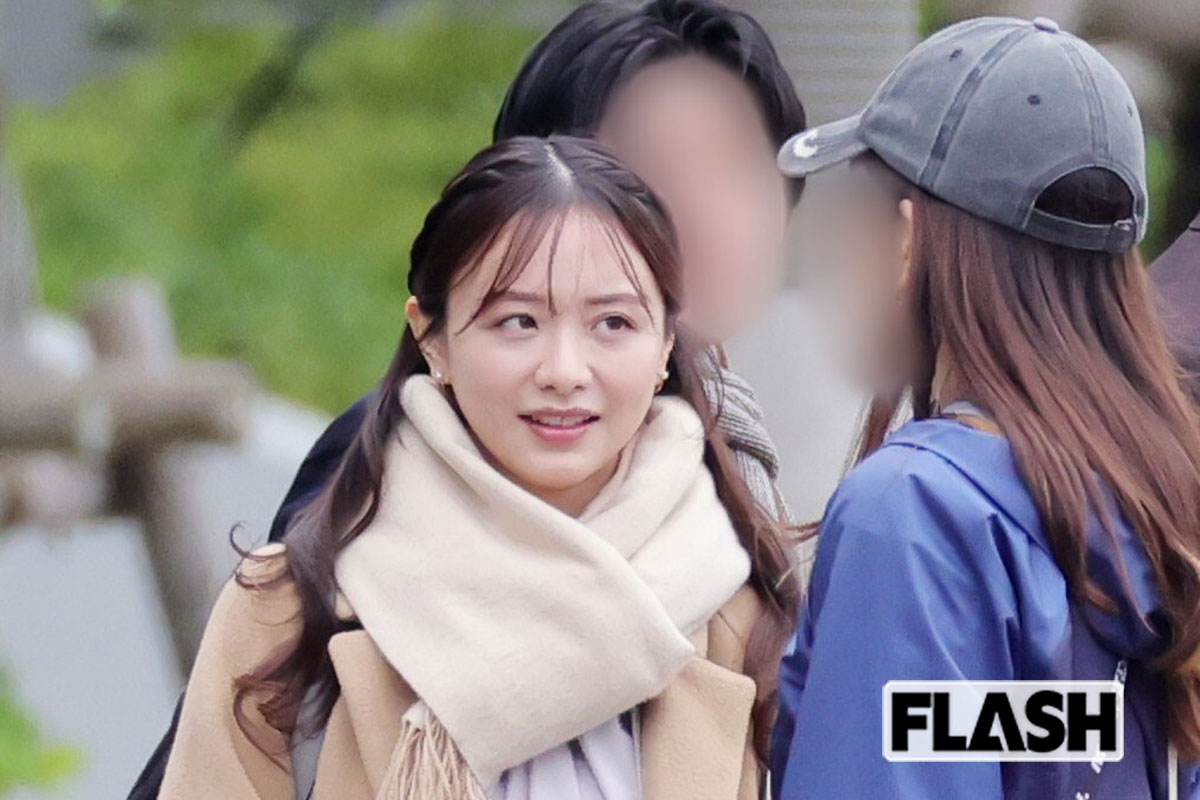 スタッフと笑顔で談笑する森香澄