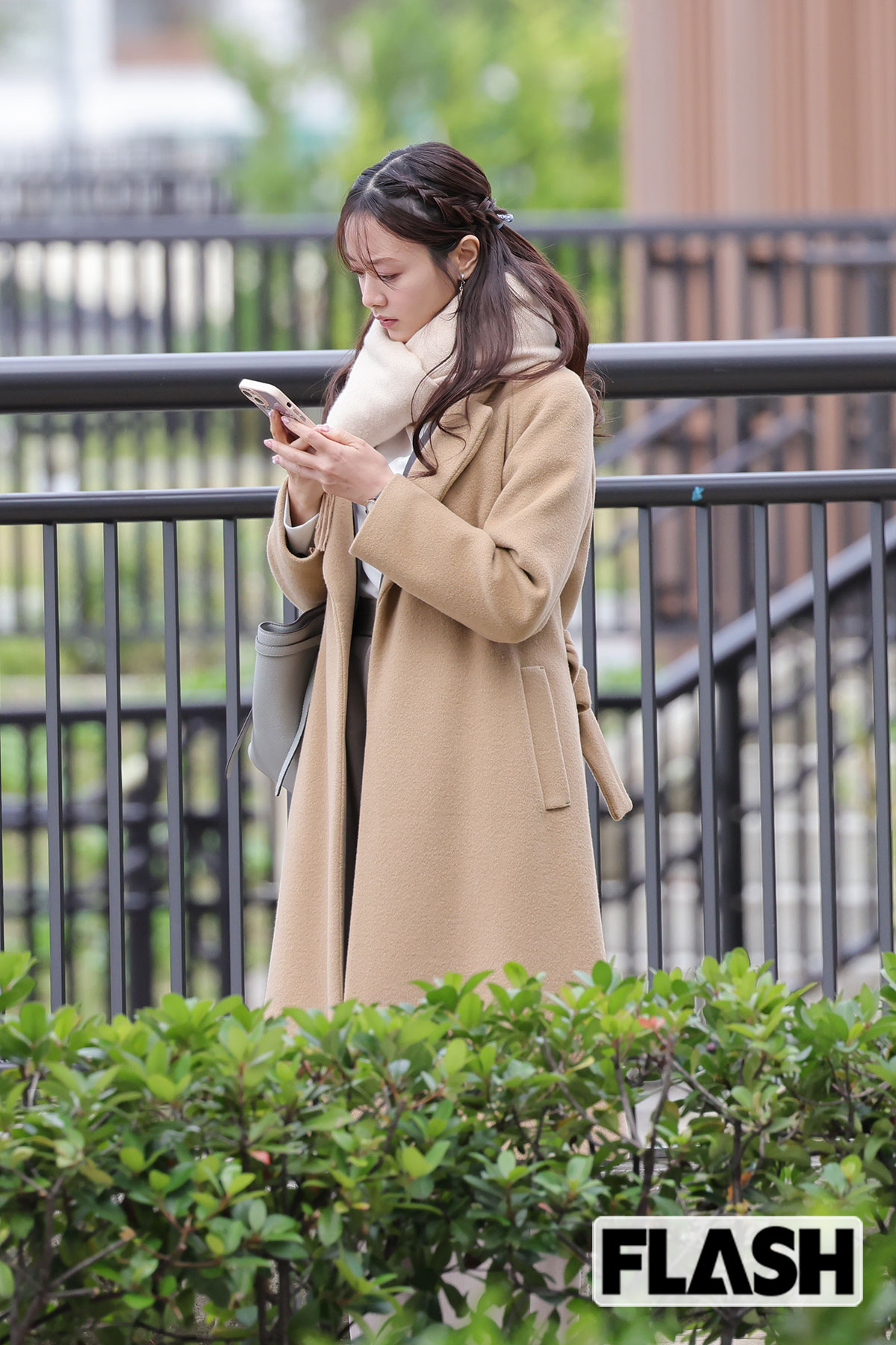 真剣にスマホを見るシーンを撮影する森香澄