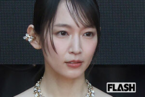 吉岡里帆の大胆デコルテ“漆黒ドレス”にファンも「ヒヤヒヤ」満島ひかり、鈴…
