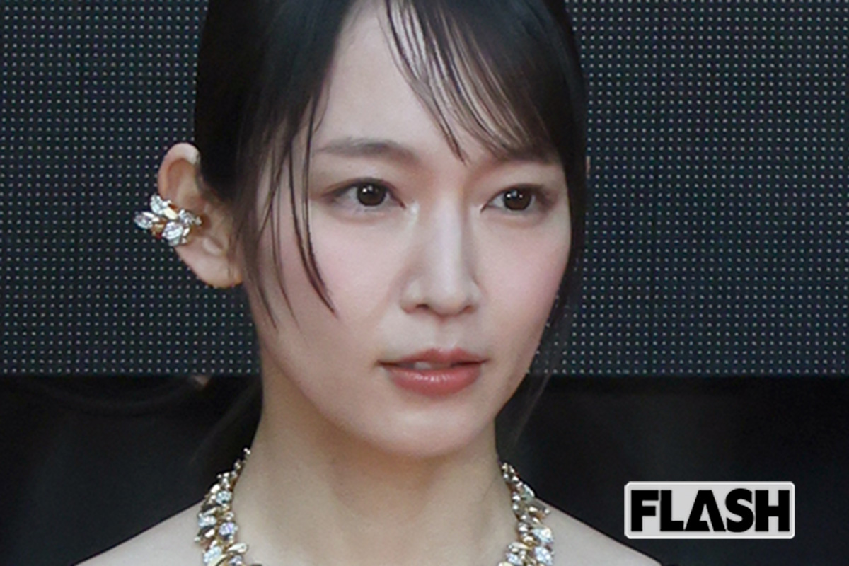 吉岡里帆の大胆デコルテ“漆黒ドレス”にファンも「ヒヤヒヤ」満島ひかり、鈴…