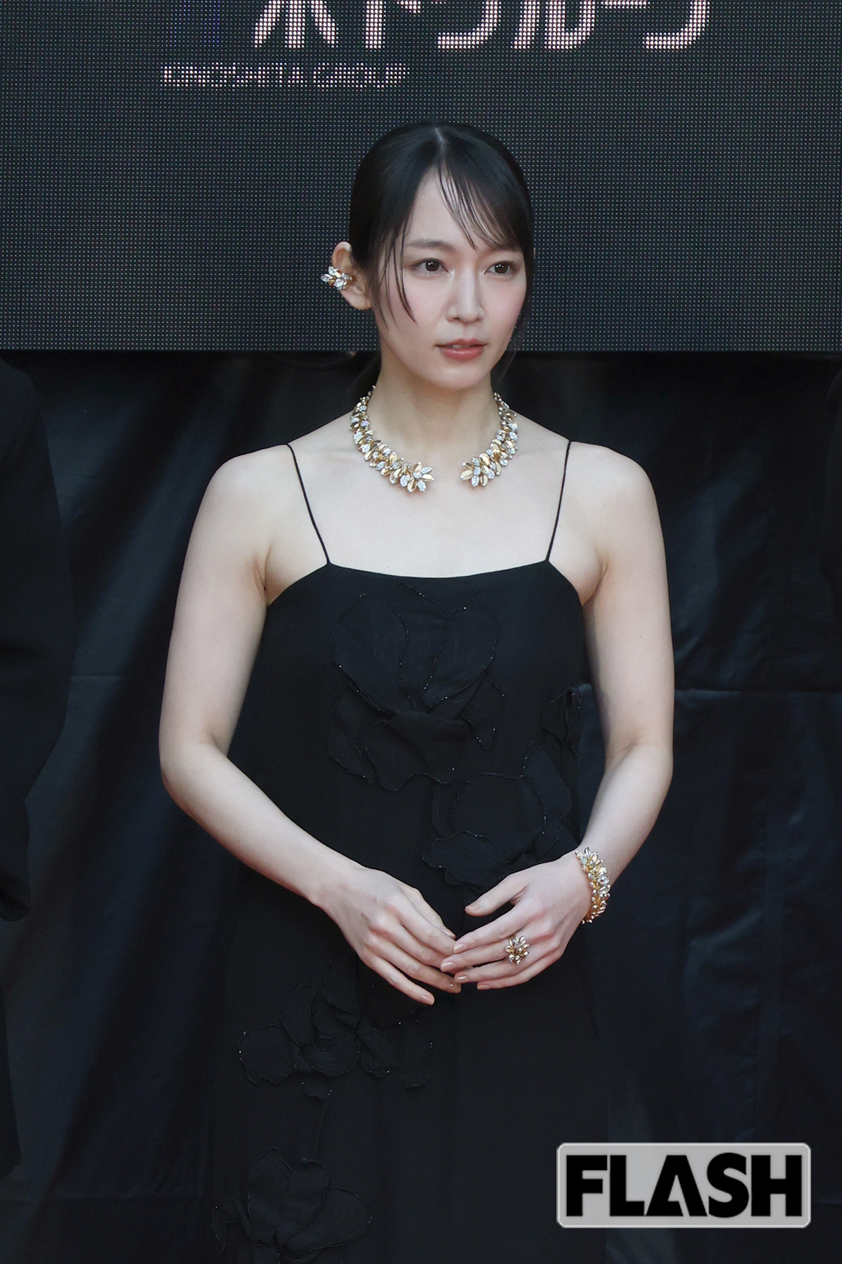 吉岡里帆の大胆デコルテ“漆黒ドレス”にファンも「ヒヤヒヤ」満島ひかり、鈴木京香ほか「東京国際映画祭」女優たちの美しすぎ姿