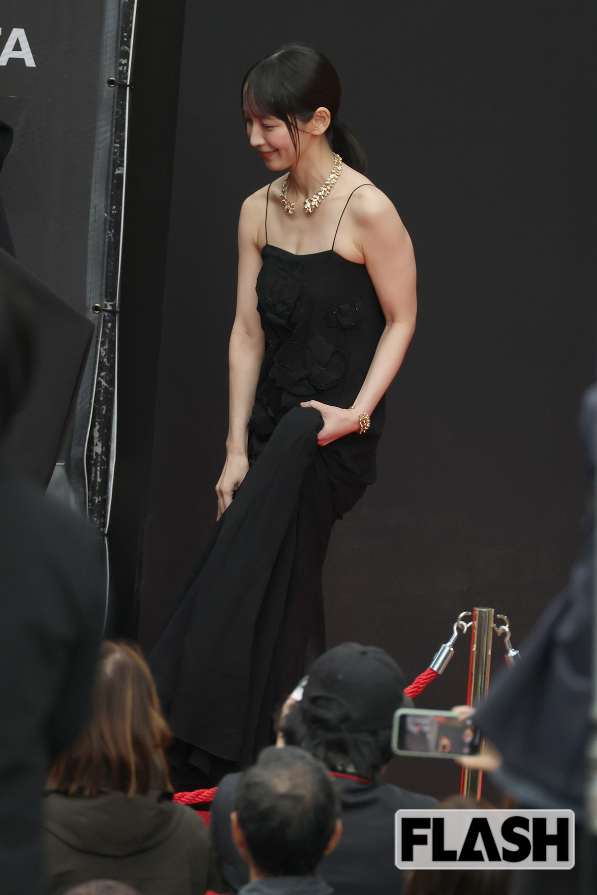 黒いドレスを着た吉岡里帆。ドレスを着こなし多くの注目を集めた