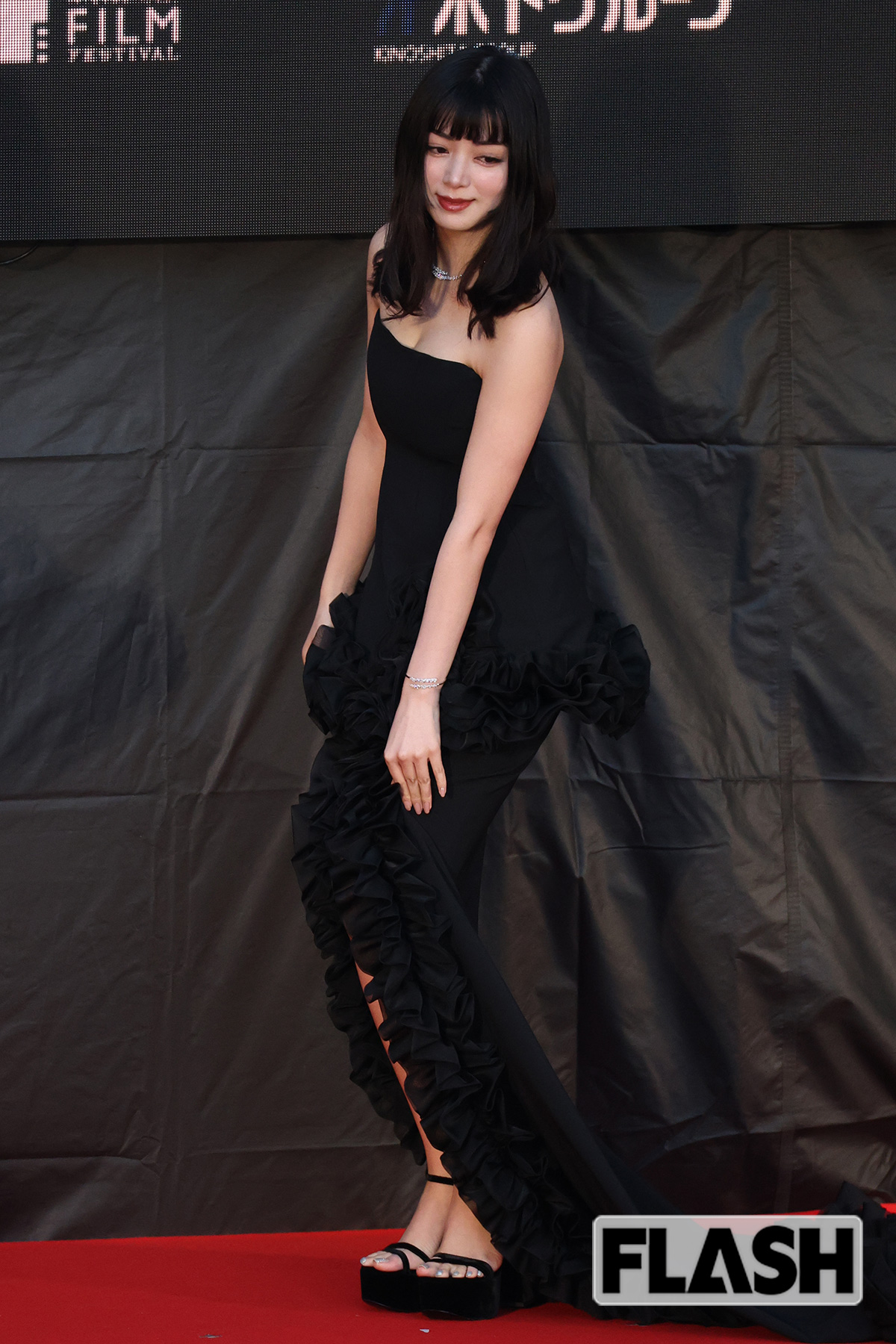 同じく黒いドレスを着た池田エライザ。美しいボディラインが露わとなった