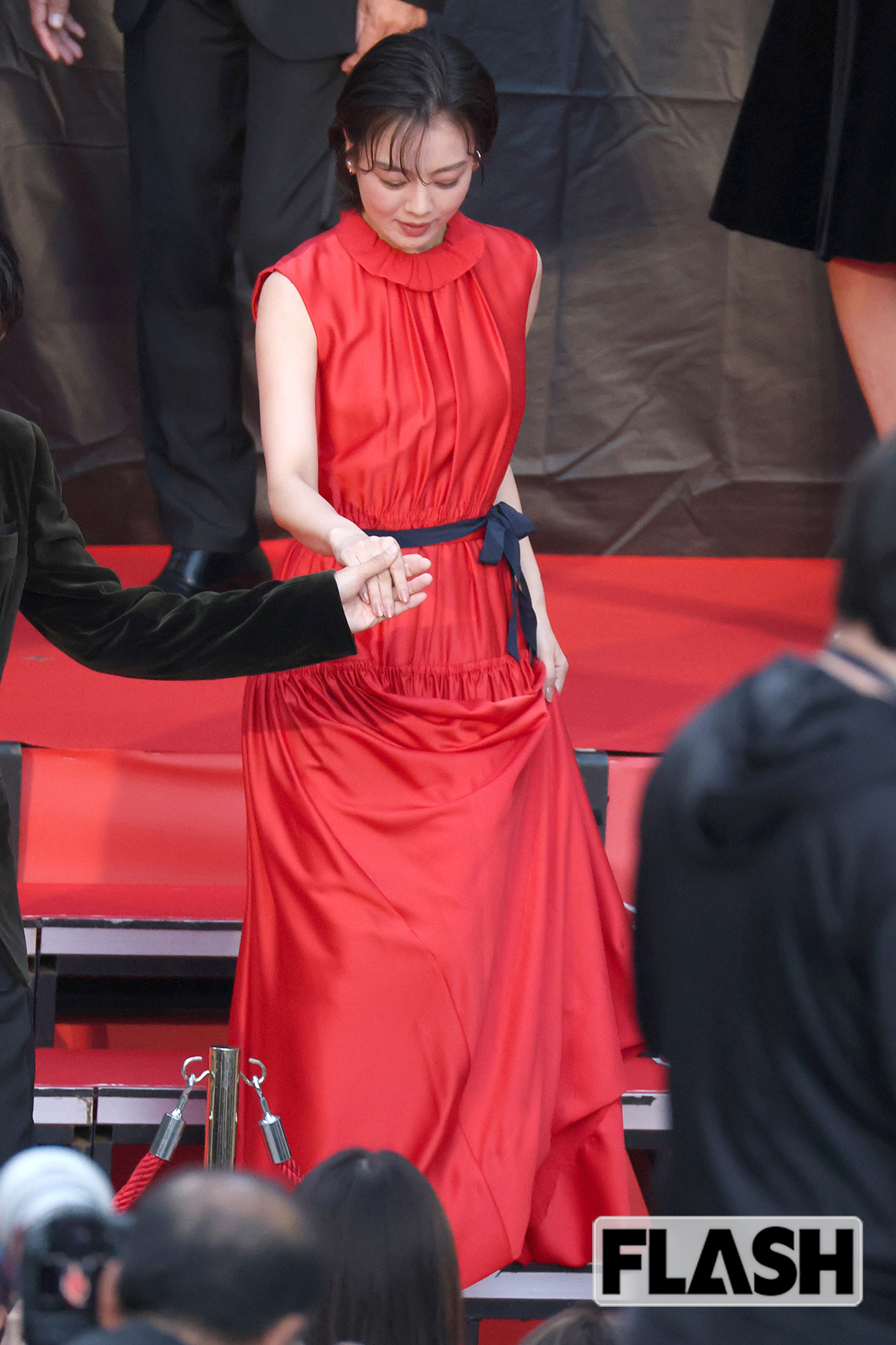 美しいドレープが際立つ伊原六花