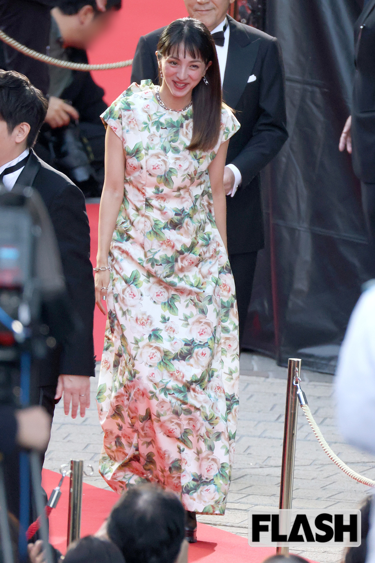無地のドレスが多いなか、花柄ドレスを着こなす満島ひかり