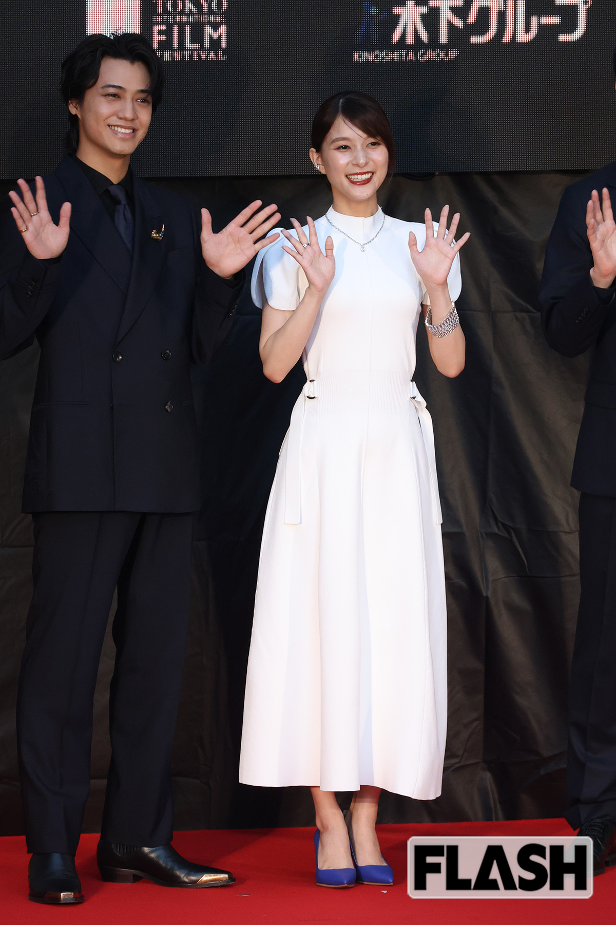 ファンに手を振る芳根京子