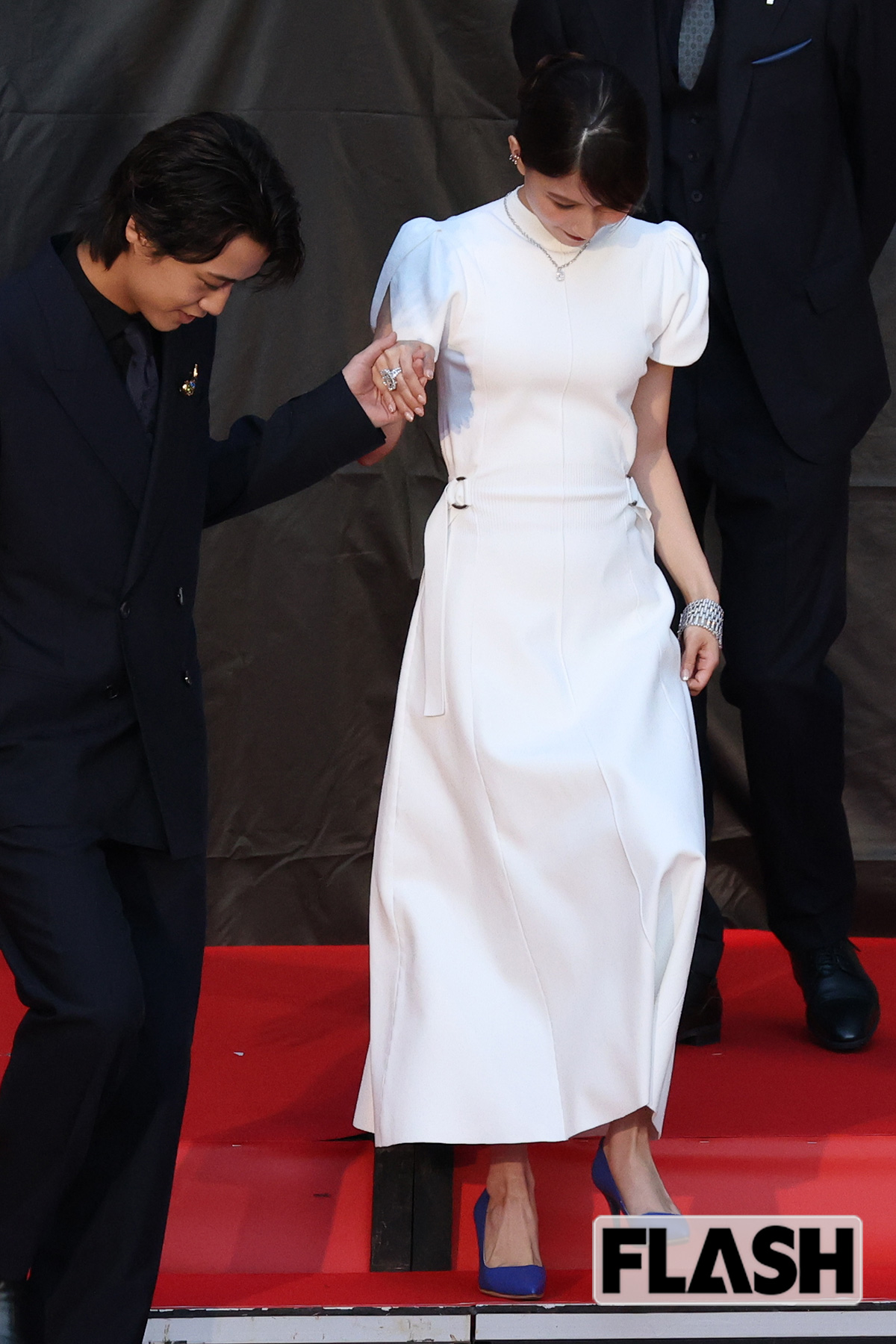 エスコートを受けながら階段を降りる芳根京子