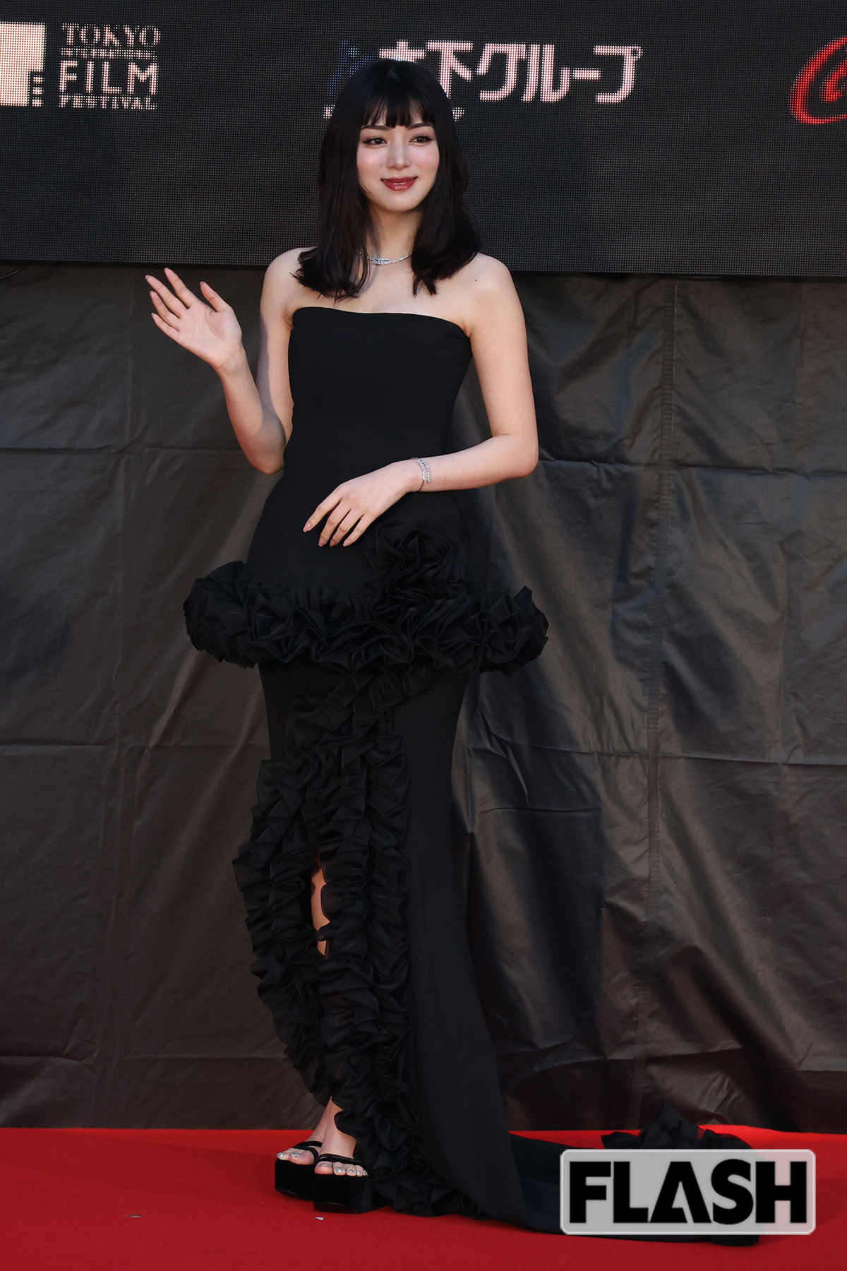 メディアの前でポーズをとる池田エライザ