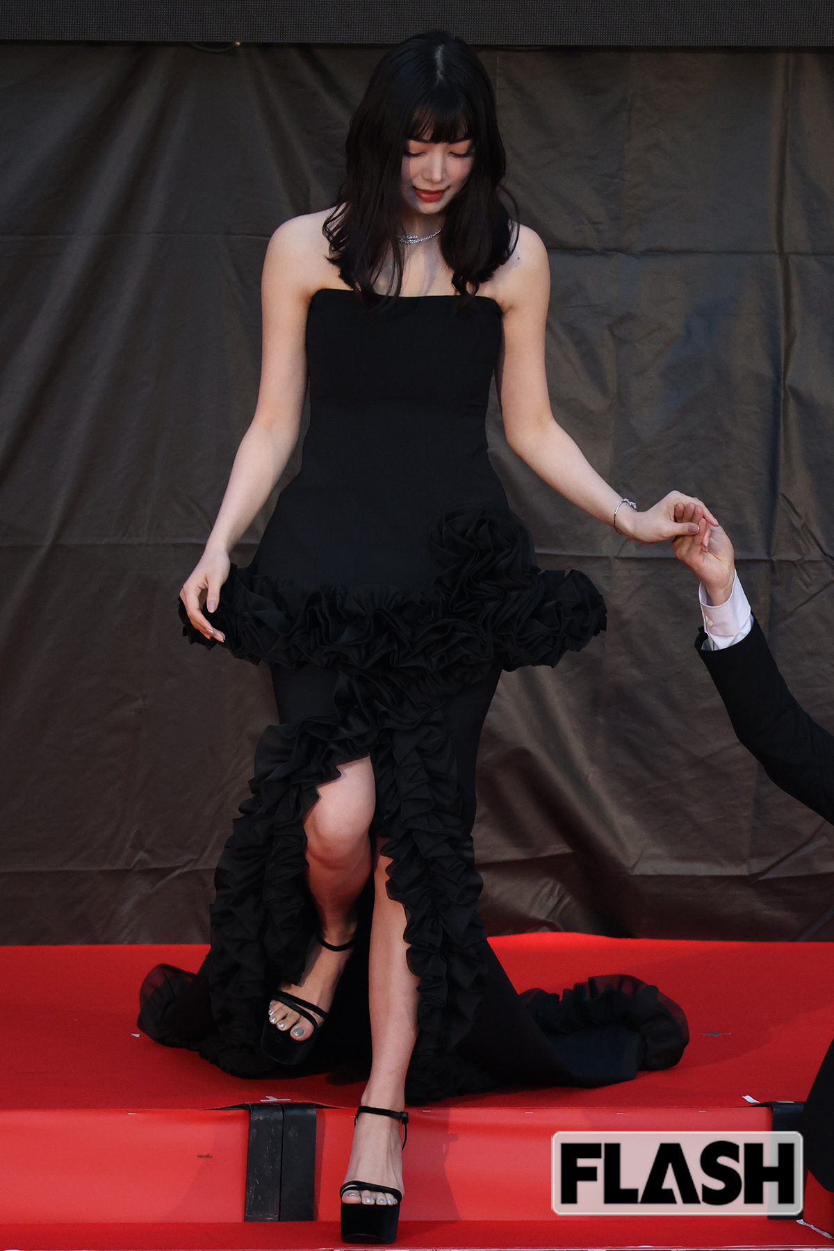 階段を慎重に降りる池田エライザ