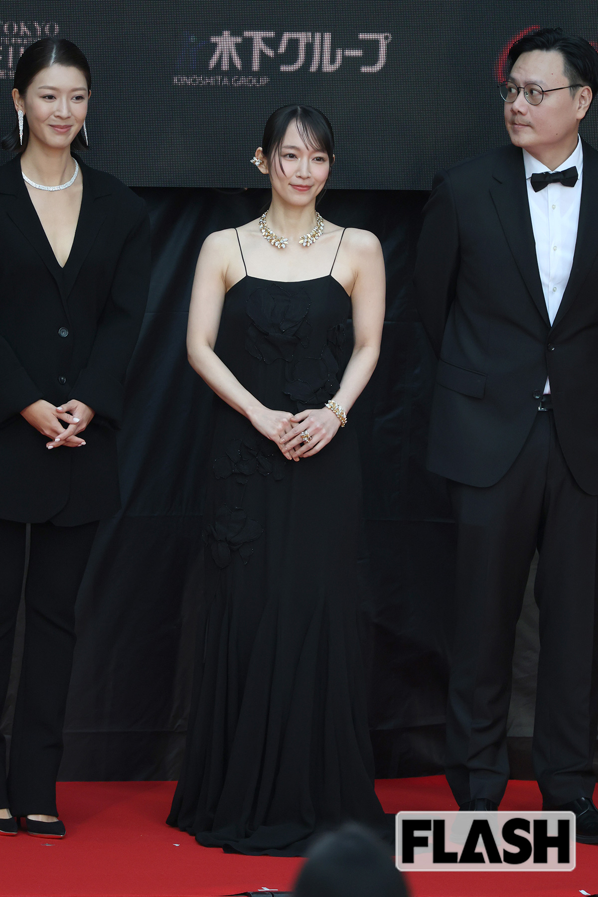 レッドカーペットにたたずむ吉岡里帆