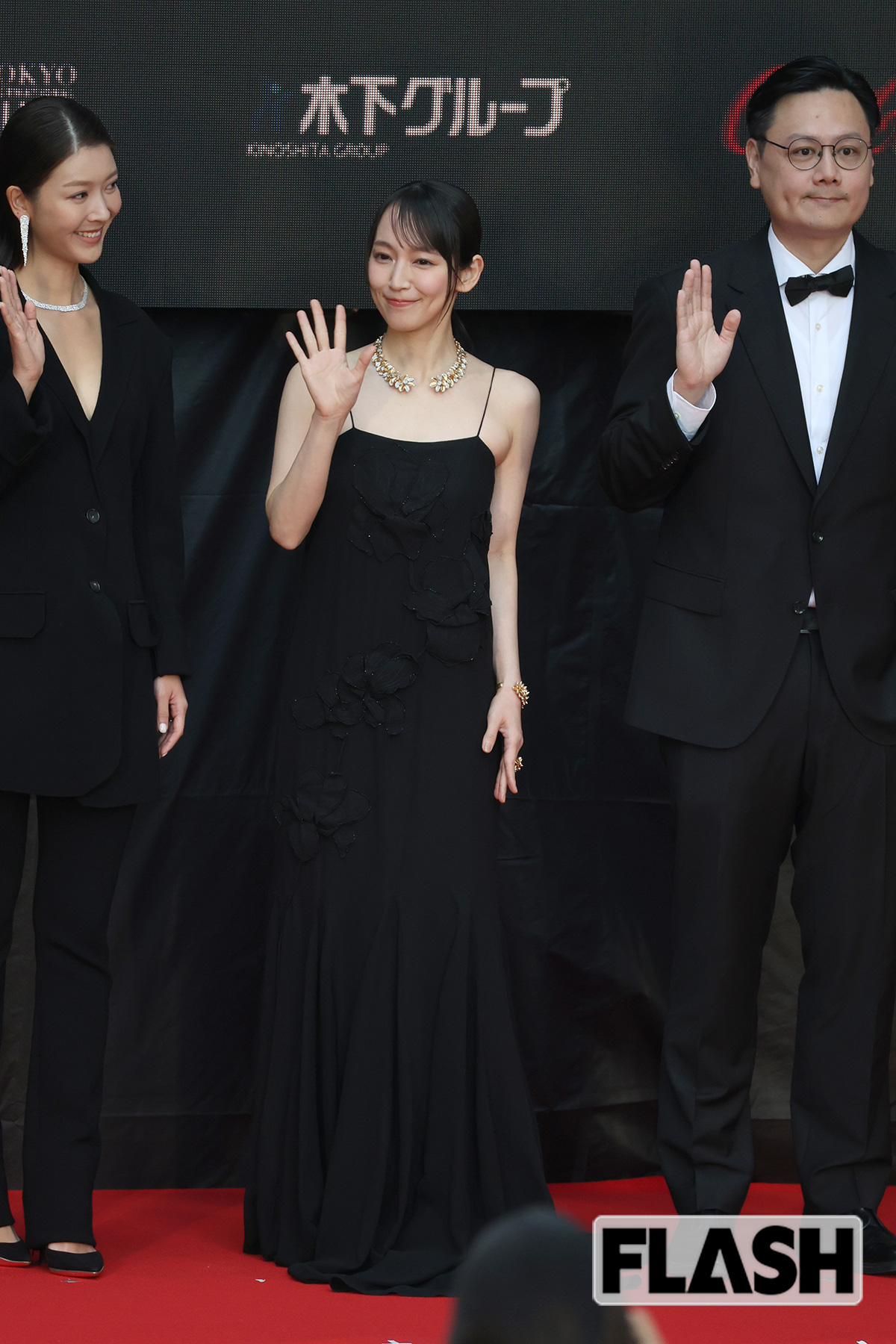 ゴージャスなジュエリーを身に着けた吉岡里帆