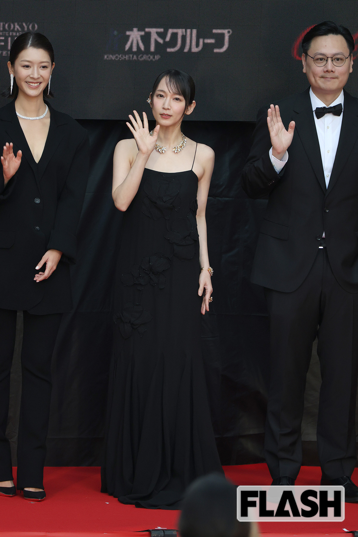 美しいドレス姿の吉岡里帆