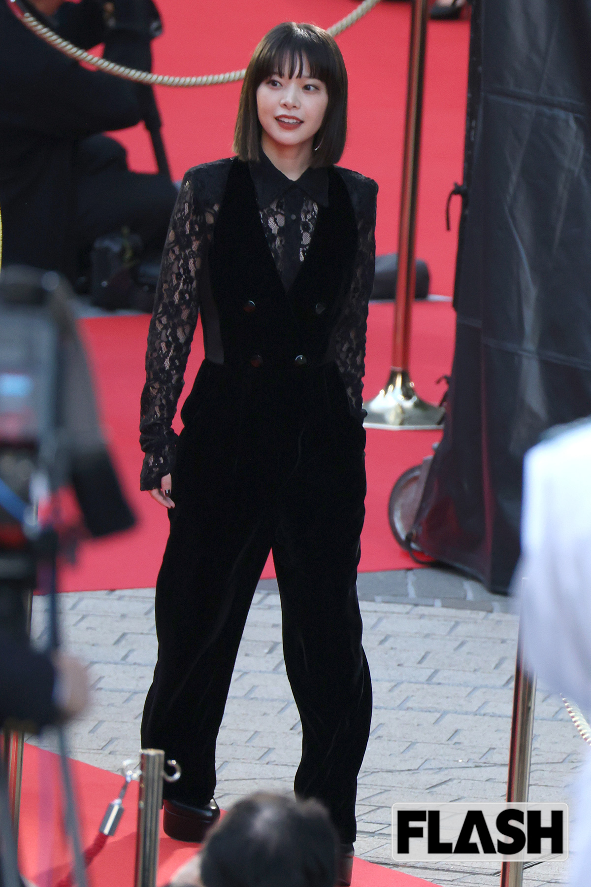 パンツスタイルで登場した岸井ゆきの