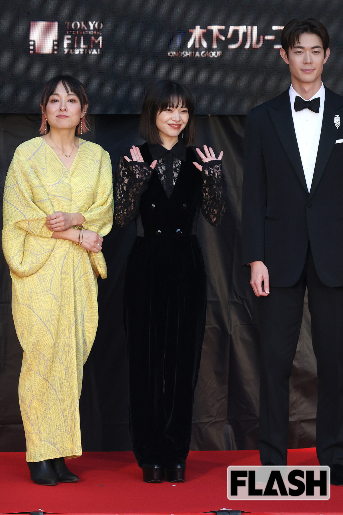 ファンにサービスをする岸井ゆきの