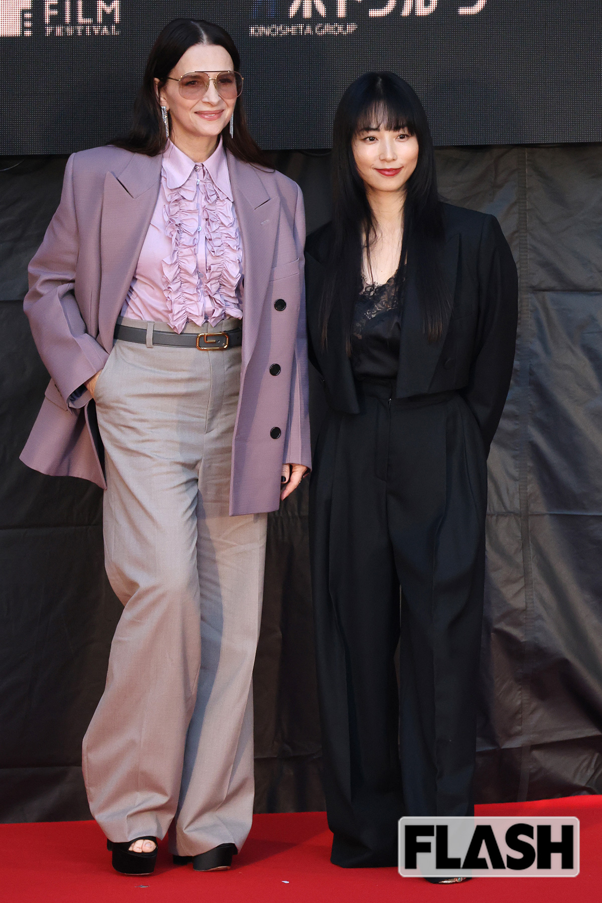 パンツにジャケットスタイルのMEGUMI（右）