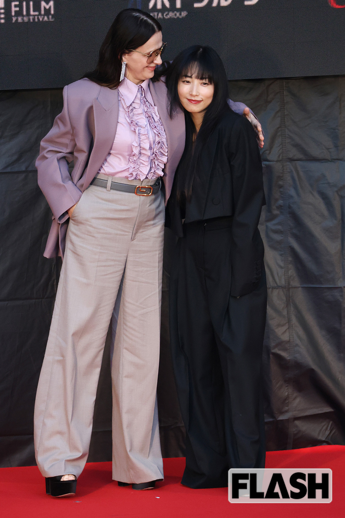 現在は女優、実業家として活躍するMEGUMI（右）