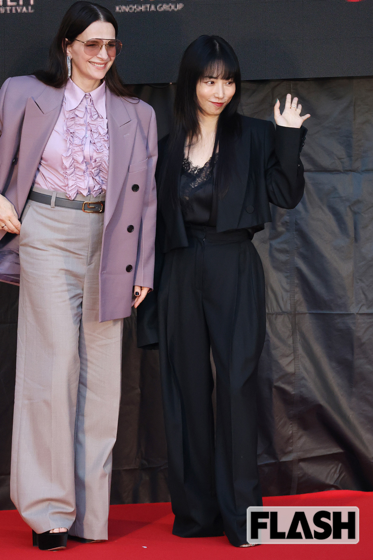 ファンに手を振るMEGUMI（右）